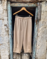 Harlo pants with a comfortable line